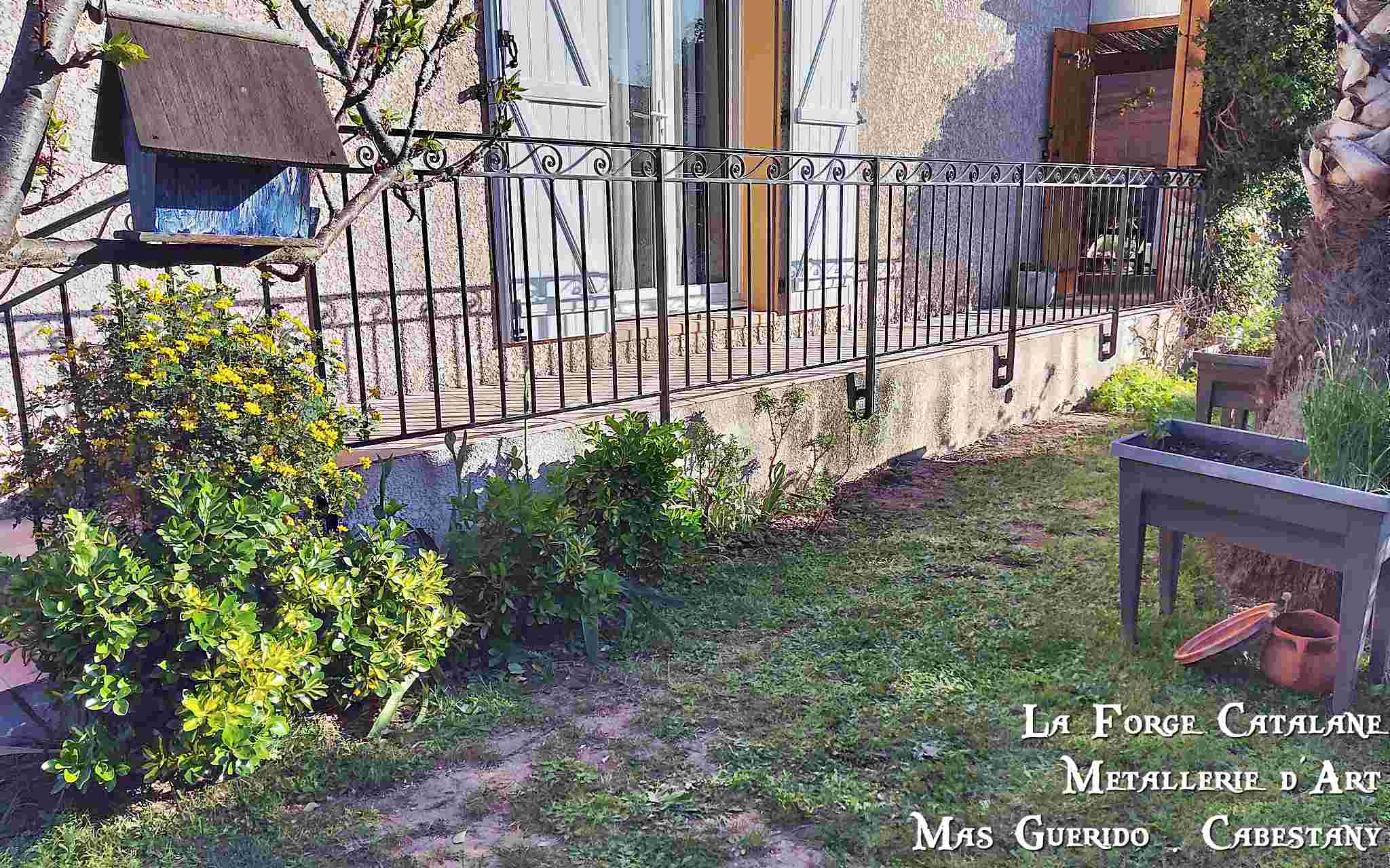 garde corps  barreaudage droit frise avec volutes travaille a chaud a la forge forge catalane.jpg